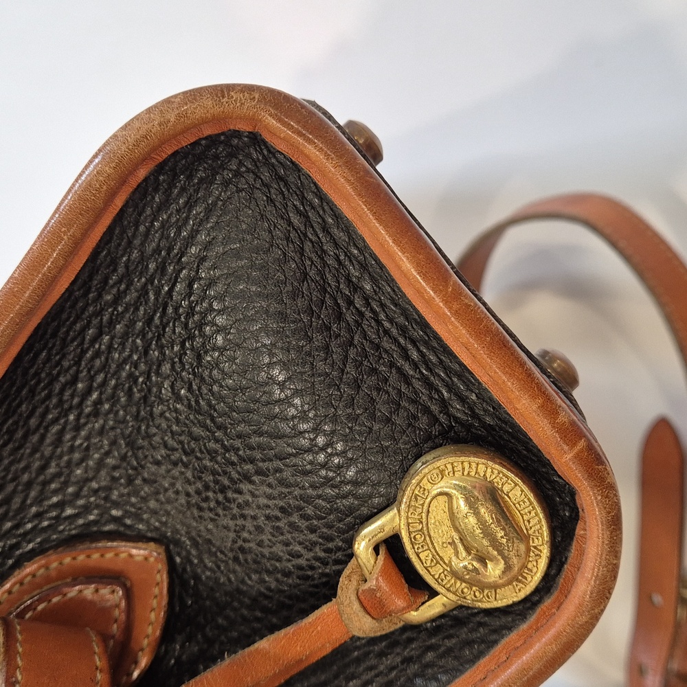 Vintage Classic Black and Tan Leather Shoulder Bag Crossbody Bag - Picture 11 of 17